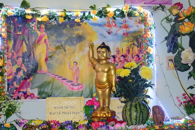 Trao gởi bằng tuyên dương cho Phật tử có thiết kế lễ đài, vườn Lâm-tỳ-ni