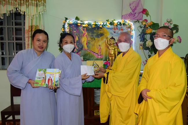 Trao gởi bằng tuyên dương cho Phật tử có thiết kế lễ đài, vườn Lâm-tỳ-ni