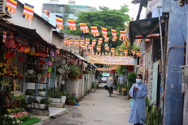 Trao gởi bằng tuyên dương cho Phật tử có thiết kế lễ đài, vườn Lâm-tỳ-ni