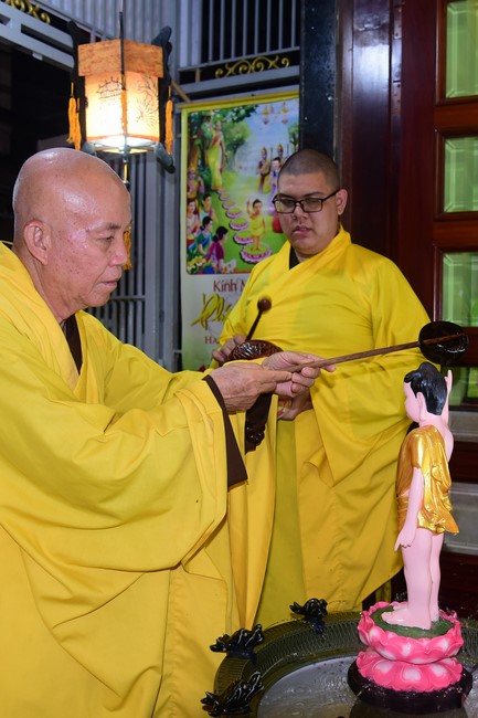 Trao gởi bằng tuyên dương cho Phật tử có thiết kế lễ đài, vườn Lâm-tỳ-ni