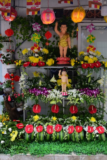 Trao gởi bằng tuyên dương cho Phật tử có thiết kế lễ đài, vườn Lâm-tỳ-ni