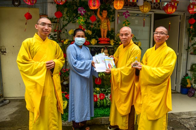 Trao gởi bằng tuyên dương cho Phật tử có thiết kế lễ đài, vườn Lâm-tỳ-ni