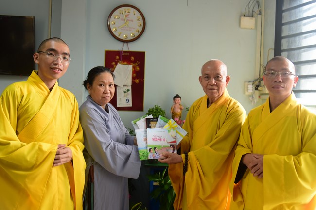 Trao gởi bằng tuyên dương cho Phật tử có thiết kế lễ đài, vườn Lâm-tỳ-ni