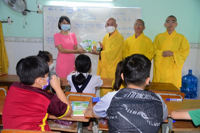 Trao gởi bằng tuyên dương cho Phật tử có thiết kế lễ đài, vườn Lâm-tỳ-ni