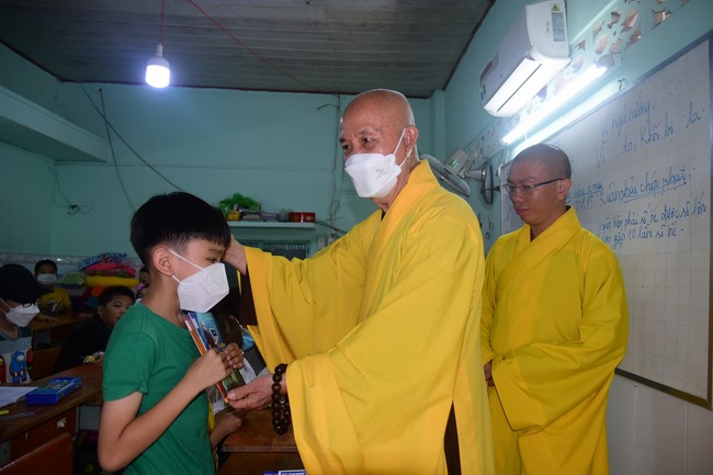 Trao gởi bằng tuyên dương cho Phật tử có thiết kế lễ đài, vườn Lâm-tỳ-ni