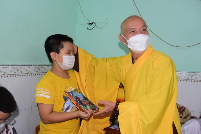 Trao gởi bằng tuyên dương cho Phật tử có thiết kế lễ đài, vườn Lâm-tỳ-ni