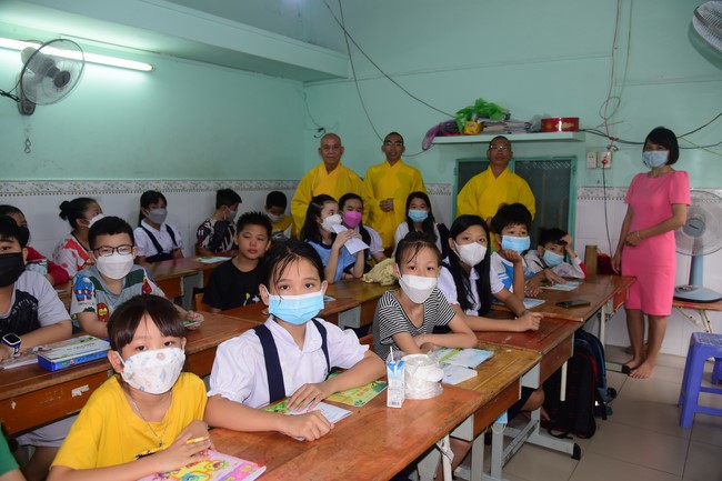 Trao gởi bằng tuyên dương cho Phật tử có thiết kế lễ đài, vườn Lâm-tỳ-ni