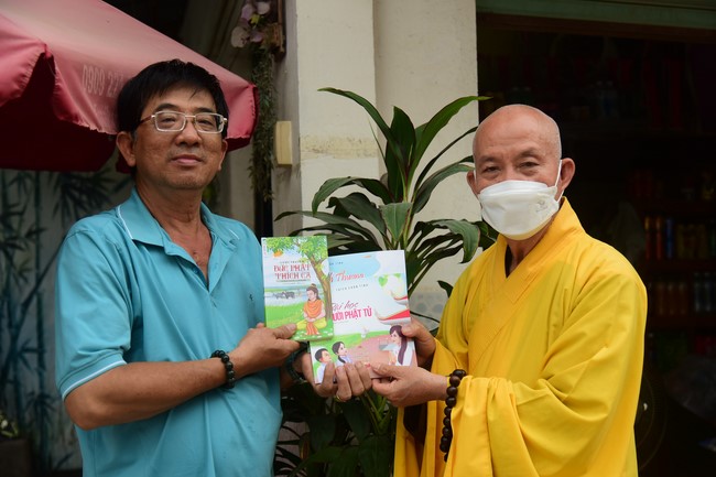 Trao gởi bằng tuyên dương cho Phật tử có thiết kế lễ đài, vườn Lâm-tỳ-ni