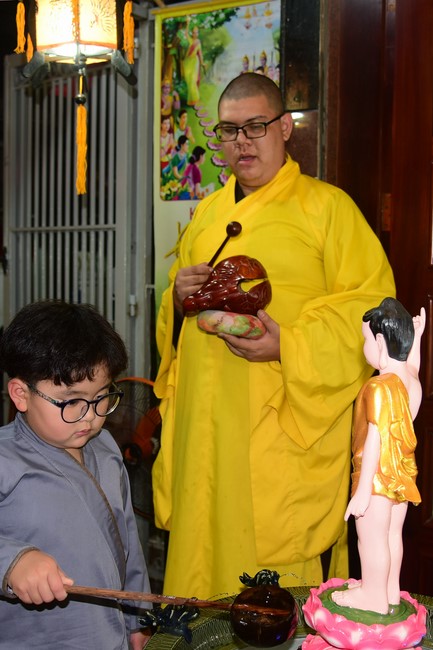 Trao gởi bằng tuyên dương cho Phật tử có thiết kế lễ đài, vườn Lâm-tỳ-ni