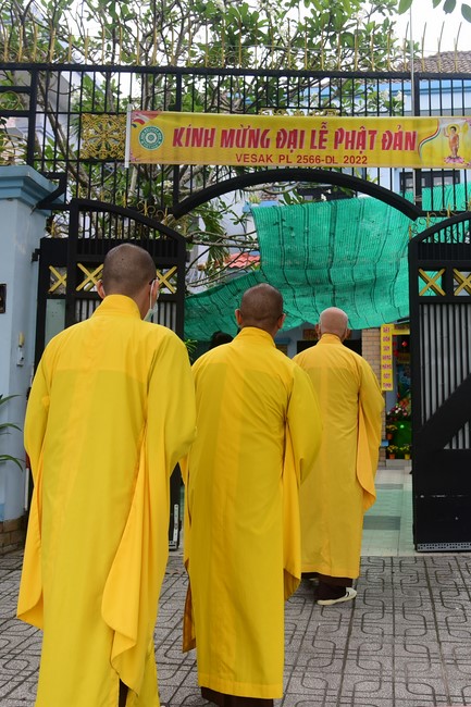 Trao gởi bằng tuyên dương cho Phật tử có thiết kế lễ đài, vườn Lâm-tỳ-ni