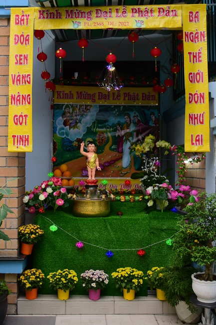 Trao gởi bằng tuyên dương cho Phật tử có thiết kế lễ đài, vườn Lâm-tỳ-ni