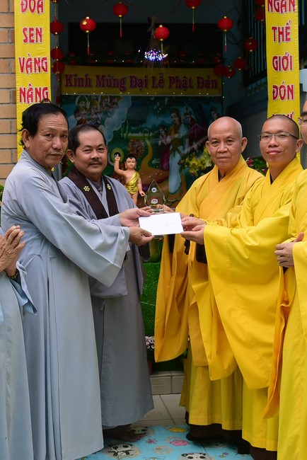 Trao gởi bằng tuyên dương cho Phật tử có thiết kế lễ đài, vườn Lâm-tỳ-ni