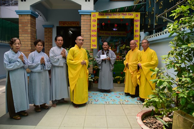 Trao gởi bằng tuyên dương cho Phật tử có thiết kế lễ đài, vườn Lâm-tỳ-ni