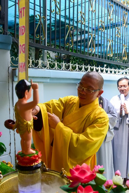 Trao gởi bằng tuyên dương cho Phật tử có thiết kế lễ đài, vườn Lâm-tỳ-ni