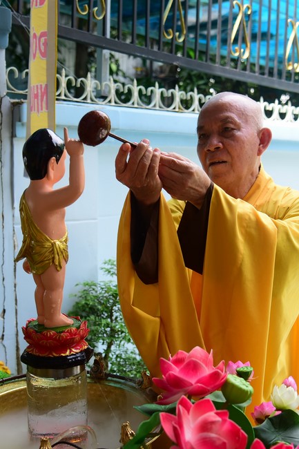 Trao gởi bằng tuyên dương cho Phật tử có thiết kế lễ đài, vườn Lâm-tỳ-ni