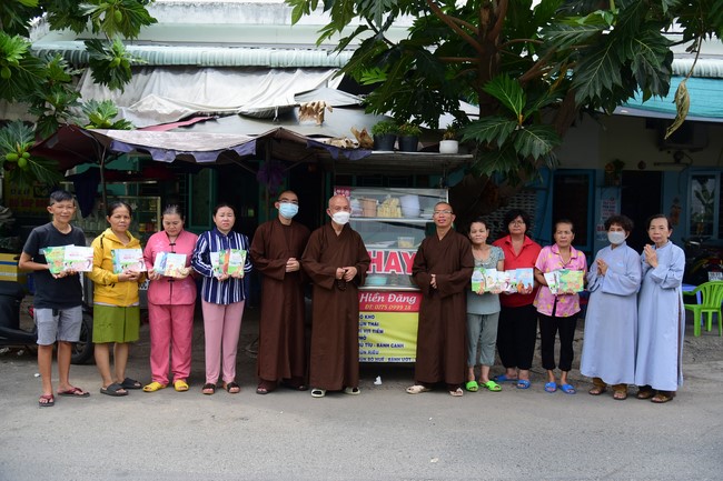 Trao gởi bằng tuyên dương cho Phật tử có thiết kế lễ đài, vườn Lâm-tỳ-ni