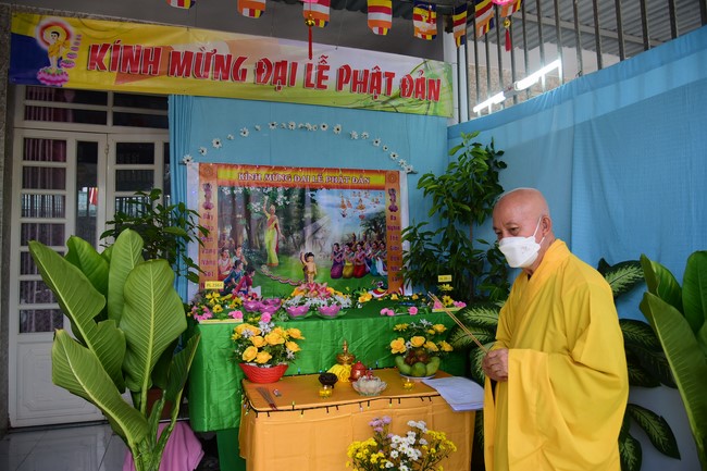 Trao gởi bằng tuyên dương cho Phật tử có thiết kế lễ đài, vườn Lâm-tỳ-ni