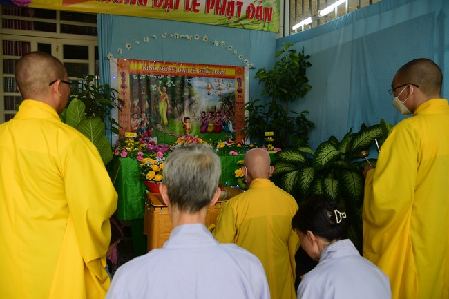 Trao gởi bằng tuyên dương cho Phật tử có thiết kế lễ đài, vườn Lâm-tỳ-ni