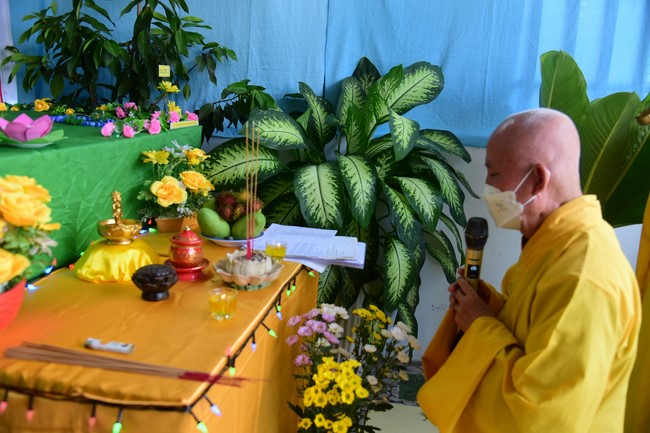 Trao gởi bằng tuyên dương cho Phật tử có thiết kế lễ đài, vườn Lâm-tỳ-ni