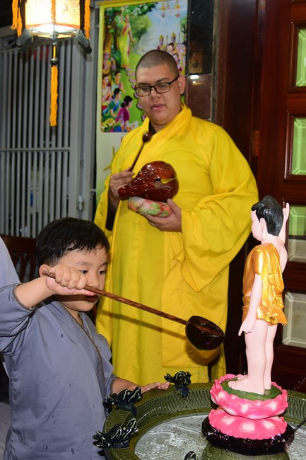 Trao gởi bằng tuyên dương cho Phật tử có thiết kế lễ đài, vườn Lâm-tỳ-ni