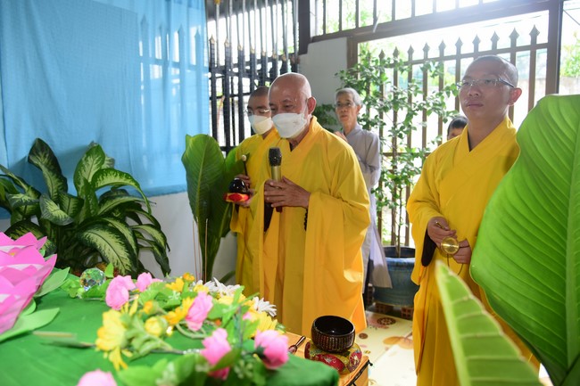 Trao gởi bằng tuyên dương cho Phật tử có thiết kế lễ đài, vườn Lâm-tỳ-ni