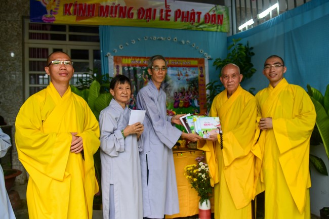 Trao gởi bằng tuyên dương cho Phật tử có thiết kế lễ đài, vườn Lâm-tỳ-ni