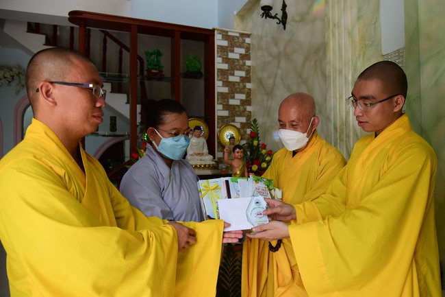 Trao gởi bằng tuyên dương cho Phật tử có thiết kế lễ đài, vườn Lâm-tỳ-ni