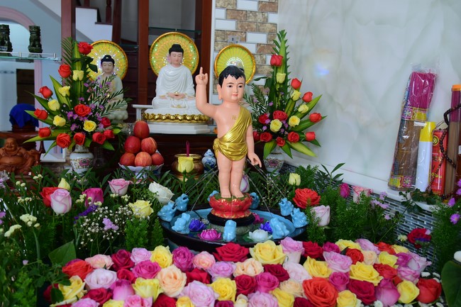 Trao gởi bằng tuyên dương cho Phật tử có thiết kế lễ đài, vườn Lâm-tỳ-ni