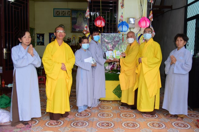 Trao gởi bằng tuyên dương cho Phật tử có thiết kế lễ đài, vườn Lâm-tỳ-ni