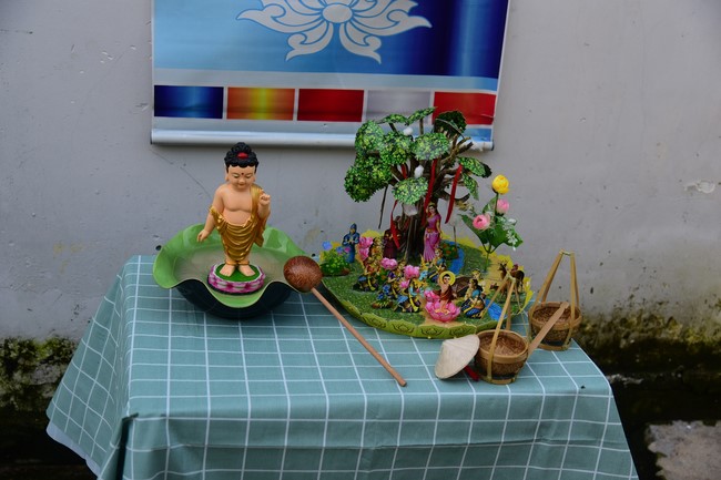 Trao gởi bằng tuyên dương cho Phật tử có thiết kế lễ đài, vườn Lâm-tỳ-ni