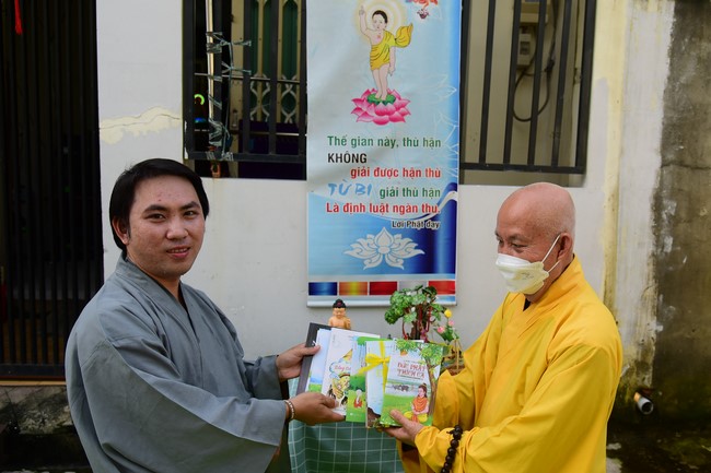 Trao gởi bằng tuyên dương cho Phật tử có thiết kế lễ đài, vườn Lâm-tỳ-ni