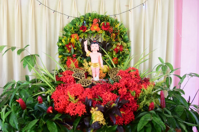 Trao gởi bằng tuyên dương cho Phật tử có thiết kế lễ đài, vườn Lâm-tỳ-ni