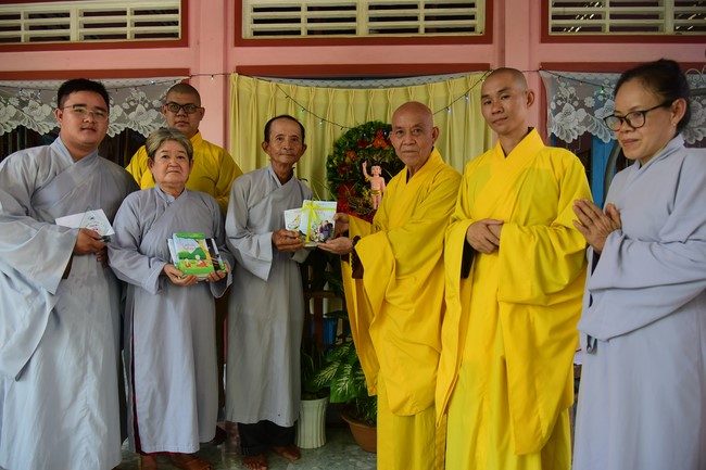 Trao gởi bằng tuyên dương cho Phật tử có thiết kế lễ đài, vườn Lâm-tỳ-ni