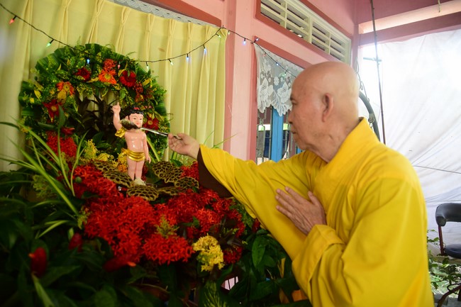 Trao gởi bằng tuyên dương cho Phật tử có thiết kế lễ đài, vườn Lâm-tỳ-ni