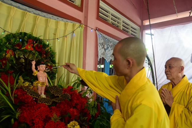 Trao gởi bằng tuyên dương cho Phật tử có thiết kế lễ đài, vườn Lâm-tỳ-ni