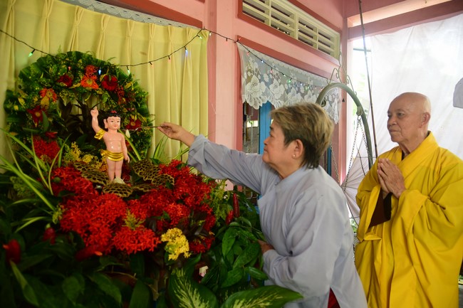 Trao gởi bằng tuyên dương cho Phật tử có thiết kế lễ đài, vườn Lâm-tỳ-ni