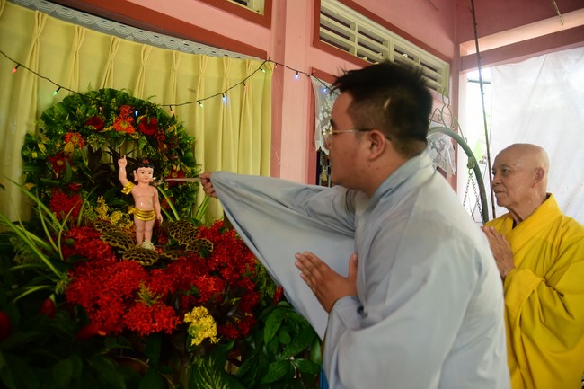 Trao gởi bằng tuyên dương cho Phật tử có thiết kế lễ đài, vườn Lâm-tỳ-ni