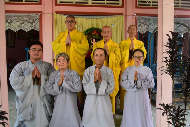 Trao gởi bằng tuyên dương cho Phật tử có thiết kế lễ đài, vườn Lâm-tỳ-ni