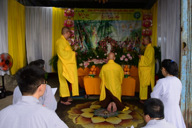 Trao gởi bằng tuyên dương cho Phật tử có thiết kế lễ đài, vườn Lâm-tỳ-ni