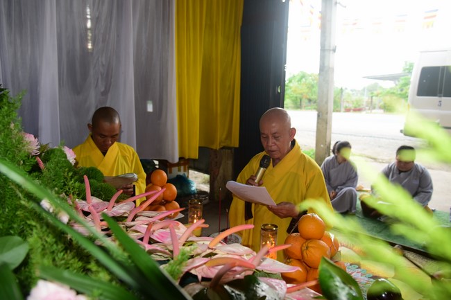 Trao gởi bằng tuyên dương cho Phật tử có thiết kế lễ đài, vườn Lâm-tỳ-ni