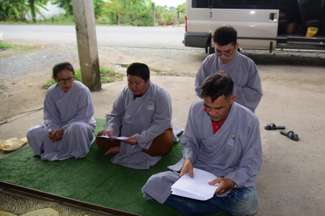 Trao gởi bằng tuyên dương cho Phật tử có thiết kế lễ đài, vườn Lâm-tỳ-ni