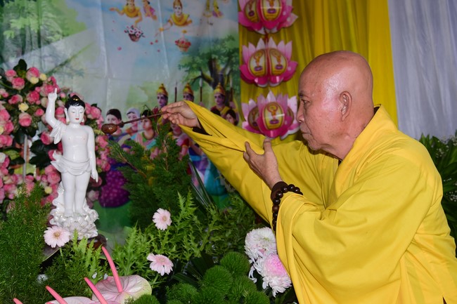 Trao gởi bằng tuyên dương cho Phật tử có thiết kế lễ đài, vườn Lâm-tỳ-ni