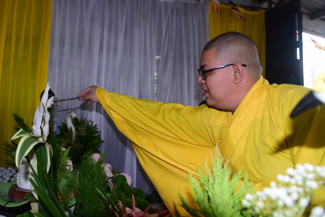 Trao gởi bằng tuyên dương cho Phật tử có thiết kế lễ đài, vườn Lâm-tỳ-ni