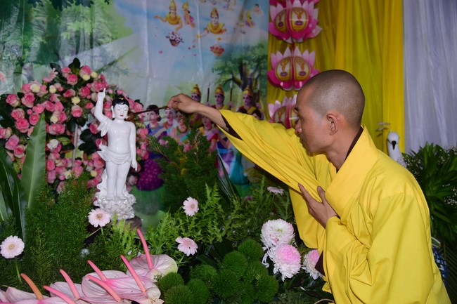 Trao gởi bằng tuyên dương cho Phật tử có thiết kế lễ đài, vườn Lâm-tỳ-ni