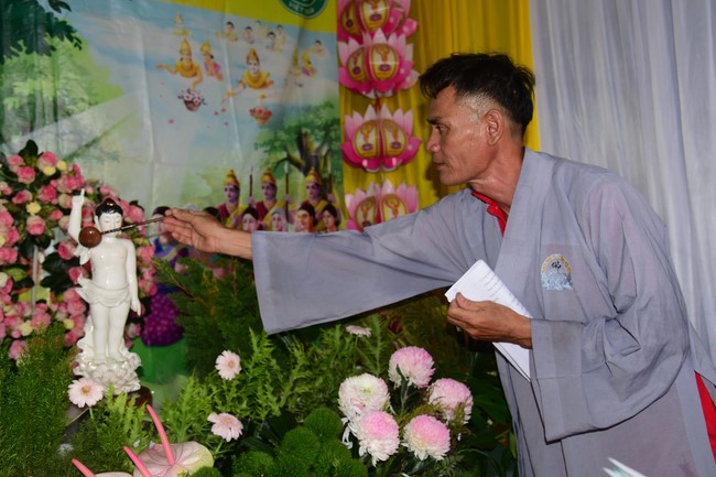 Trao gởi bằng tuyên dương cho Phật tử có thiết kế lễ đài, vườn Lâm-tỳ-ni