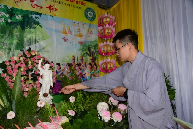 Trao gởi bằng tuyên dương cho Phật tử có thiết kế lễ đài, vườn Lâm-tỳ-ni