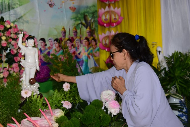 Trao gởi bằng tuyên dương cho Phật tử có thiết kế lễ đài, vườn Lâm-tỳ-ni