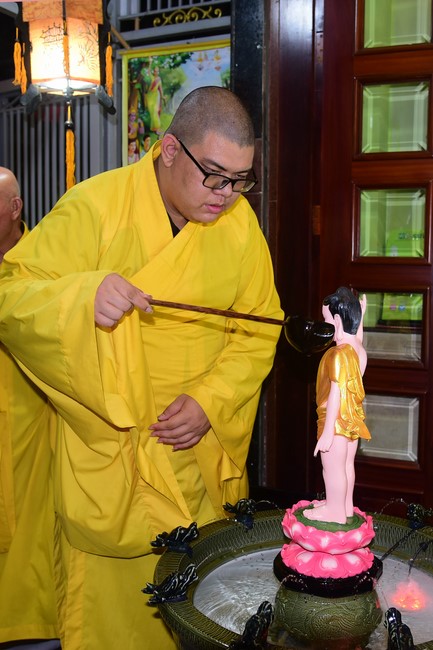 Trao gởi bằng tuyên dương cho Phật tử có thiết kế lễ đài, vườn Lâm-tỳ-ni