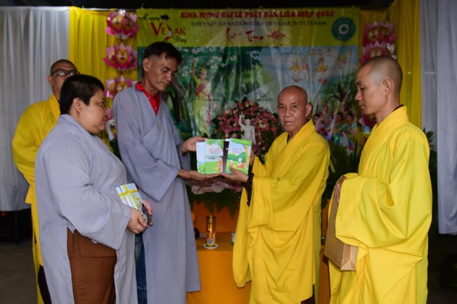 Trao gởi bằng tuyên dương cho Phật tử có thiết kế lễ đài, vườn Lâm-tỳ-ni