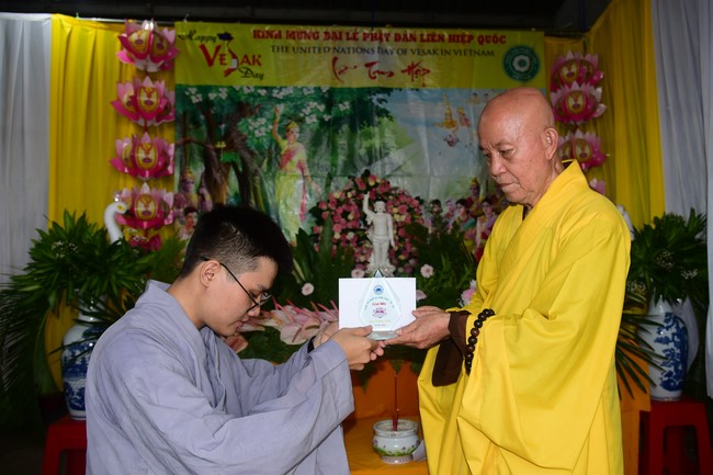 Trao gởi bằng tuyên dương cho Phật tử có thiết kế lễ đài, vườn Lâm-tỳ-ni